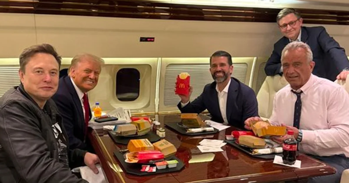 Máy bay riêng của ông Trump chở theo đồ ăn gì?