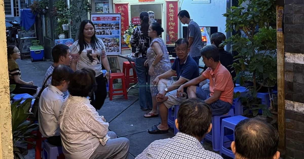 Nhiều người trong hẻm tổ chức lễ tưởng niệm nạn nhân Covid-19, làm loạt chuyện lạ kỳ