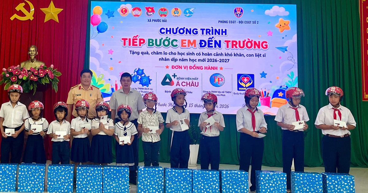 Đội CSGT số 2 tiếp bước học sinh có hoàn cảnh khó khăn đến trường