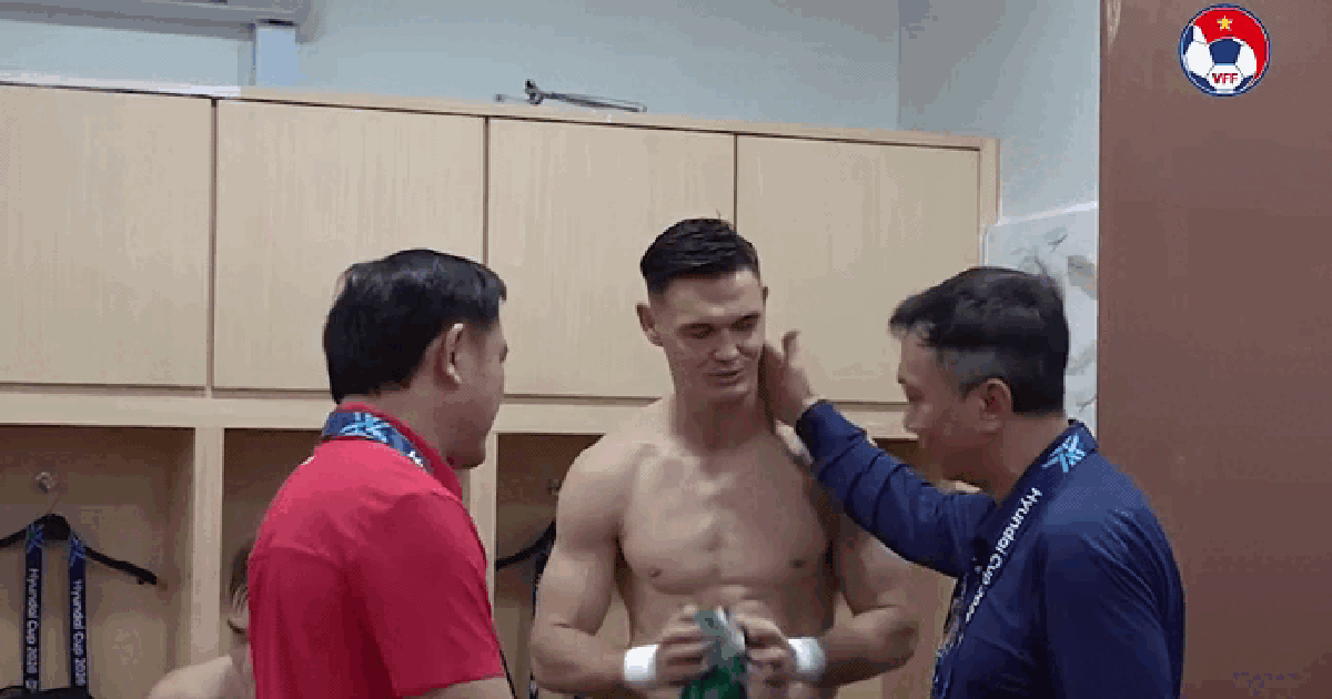 CĐV phát 'sốt' với cơ bụng 6 múi của Lê Giang Patrik: Đẹp như lực sĩ