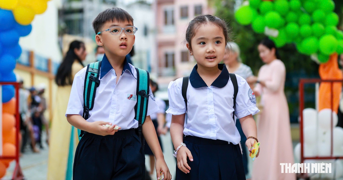 Sáng nay tựu trường: Thầy hiệu trưởng TP.HCM gửi lời chào học sinh lớp 1