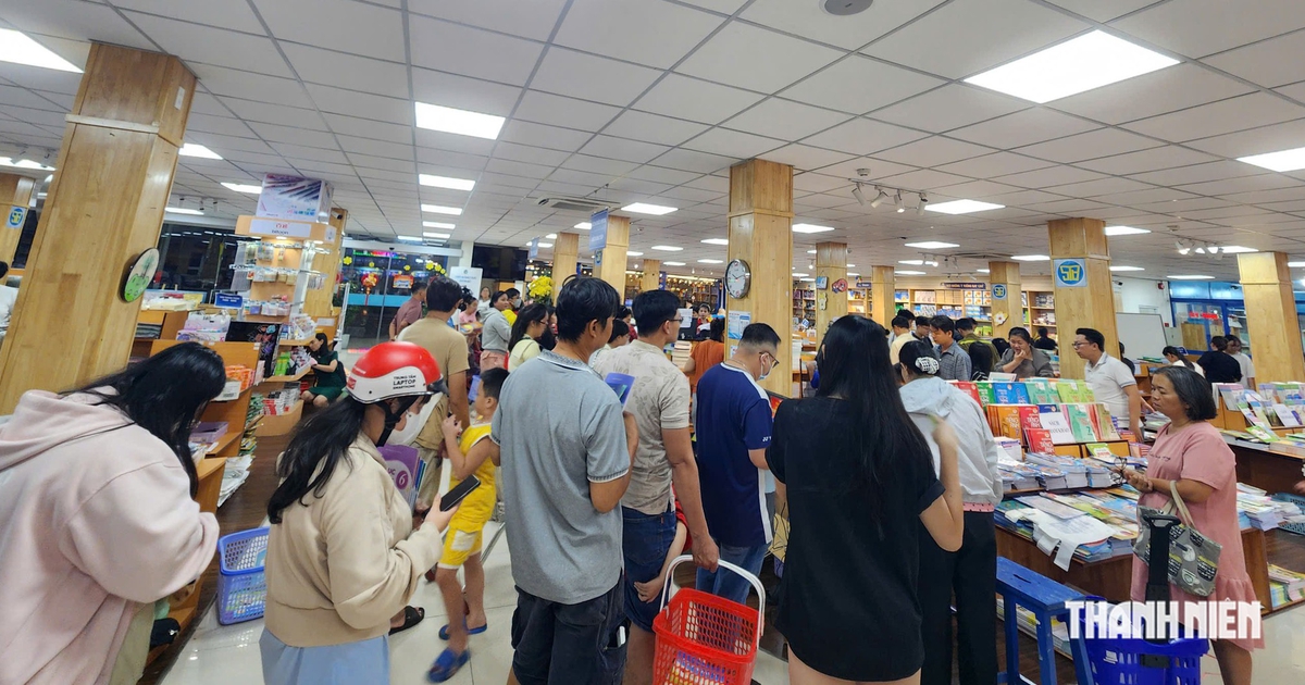 Phụ huynh nói khó mua sách giáo khoa, nhà xuất bản nói gì?