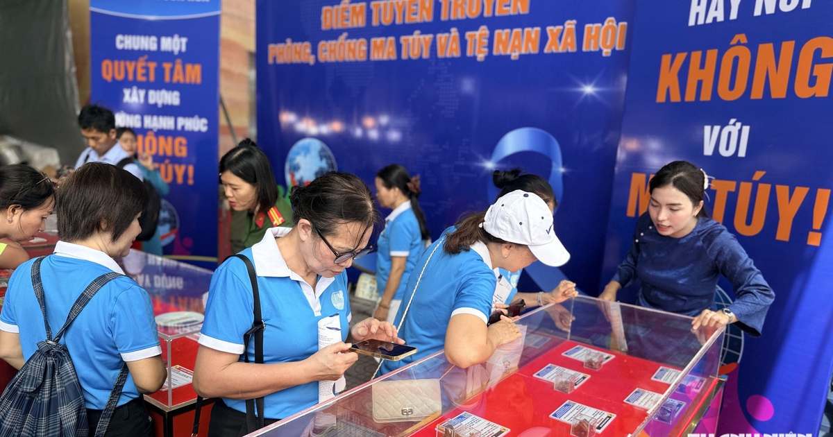 Gian hàng không bán trái cây giữa lễ hội trái cây gần sân bay Tân Sơn Nhất