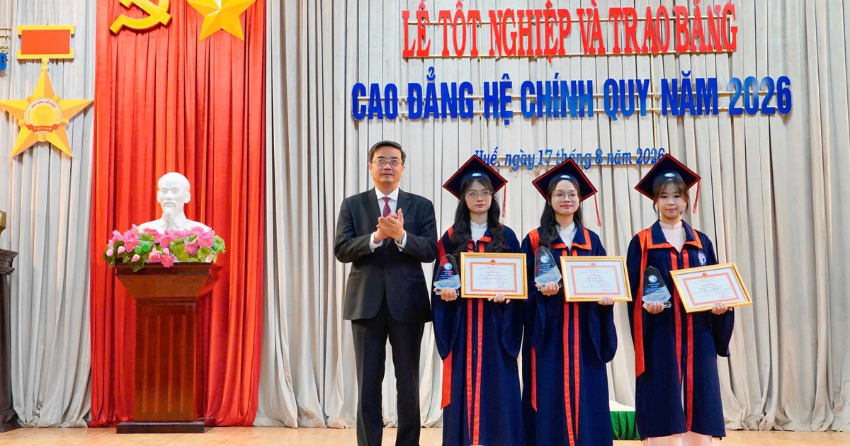 Nữ sinh y dược cúi đầu tạ ơn trong lễ tốt nghiệp