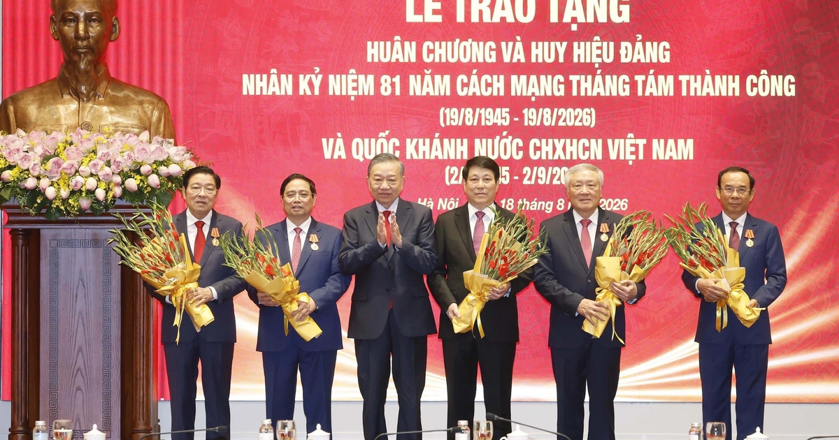 Trao Huân chương Hồ Chí Minh tặng 5 nguyên Ủy viên Bộ Chính trị