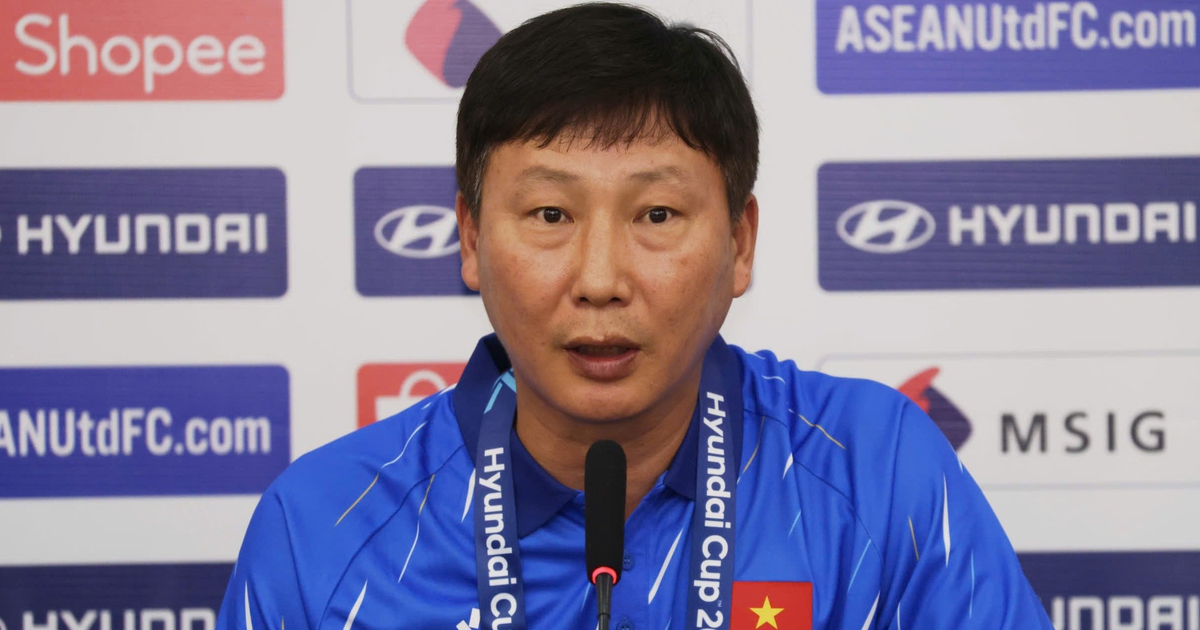 Chuyên gia Hàn Quốc sang Việt Nam ủng hộ HLV Kim Sang-sik, khen Đình Bắc tài năng