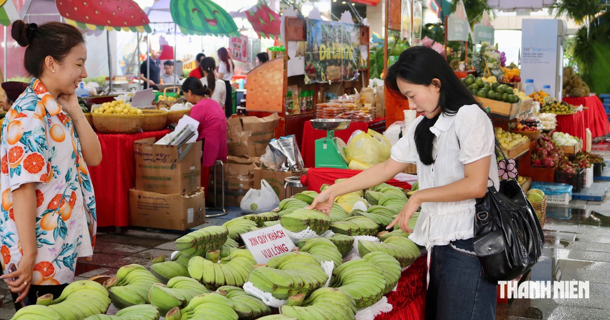 Độc lạ chuối ‘bàn tay cầu nguyện’ khiến khách tò mò tại lễ hội trái cây