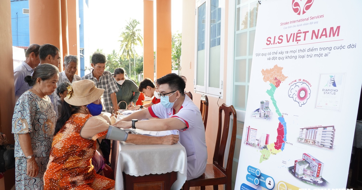Về tận xã, bác sĩ hướng dẫn người dân nhận biết dấu hiệu đột quỵ