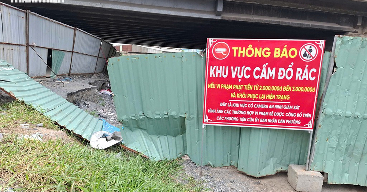 Đổ rác ngay dưới biển cấm