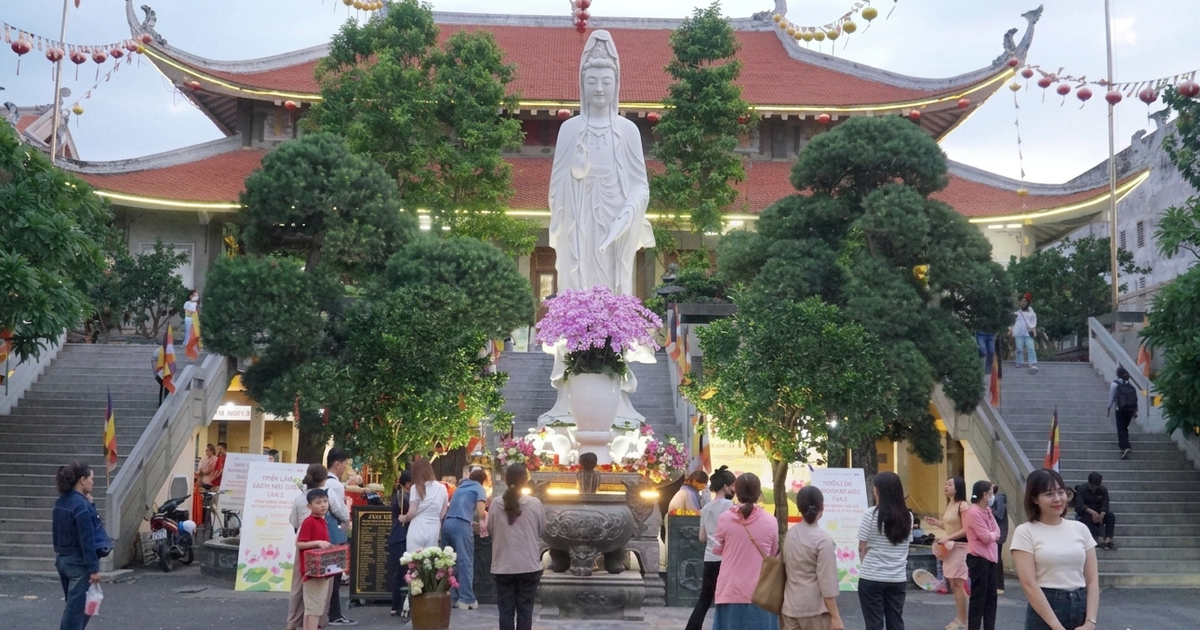 Đi ch&ugrave;a m&ugrave;a Vu lan ở TP.HCM: Những ng&agrave;y n&agrave;o c&oacute; lễ b&ocirc;ng hồng c&agrave;i &aacute;o, d&acirc;ng y?