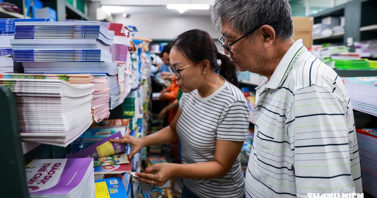 TP.HCM miễn phí sách giáo khoa cho toàn bộ học sinh công lập và thục