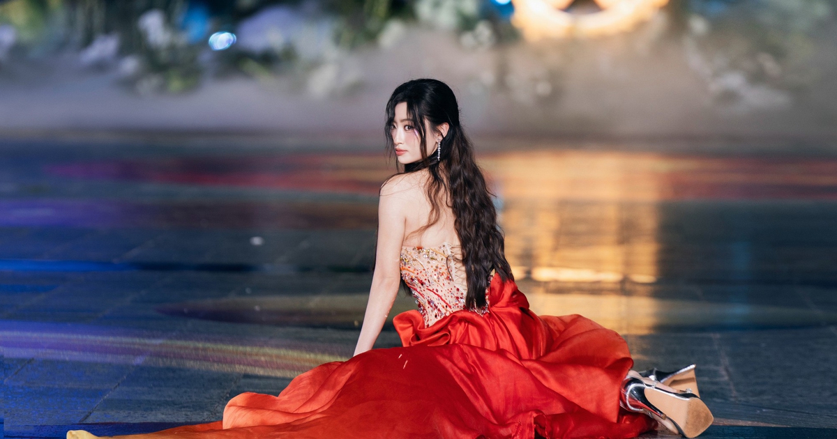 Lương Th&ugrave;y Linh gặp sự cố trượt ng&atilde; tr&ecirc;n s&agrave;n catwalk