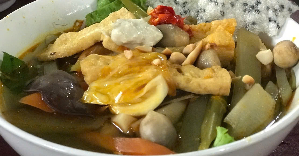 T&ocirc; b&uacute;n chay Huế c&oacute; hơn 10 nguy&ecirc;n liệu, điều g&igrave; l&agrave;m n&ecirc;n hương vị đặc trưng?