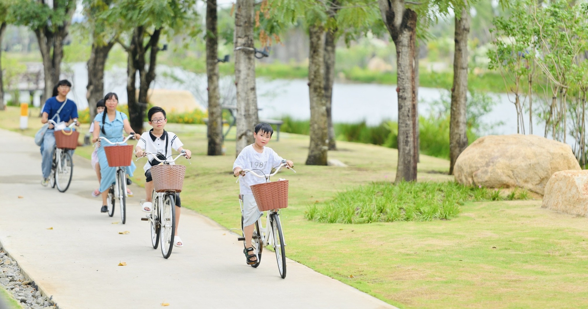 Trẻ em thành thị thiếu sân chơi, thừa thời gian trước màn hình