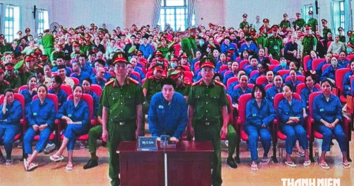 Ca sĩ Chi Dân cài ma túy vào dây đồng hồ, pha 'nước vui' vào nồi inox