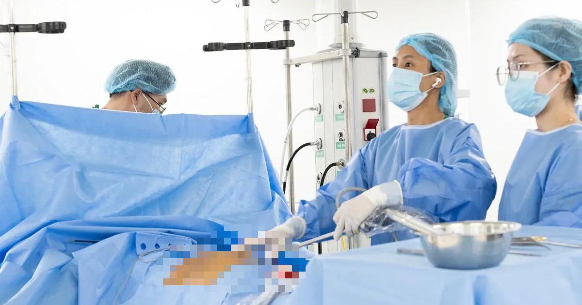 Đau hạ sườn phải kèm sốt, bác sĩ cảnh báo dấu hiệu cần thăm khám