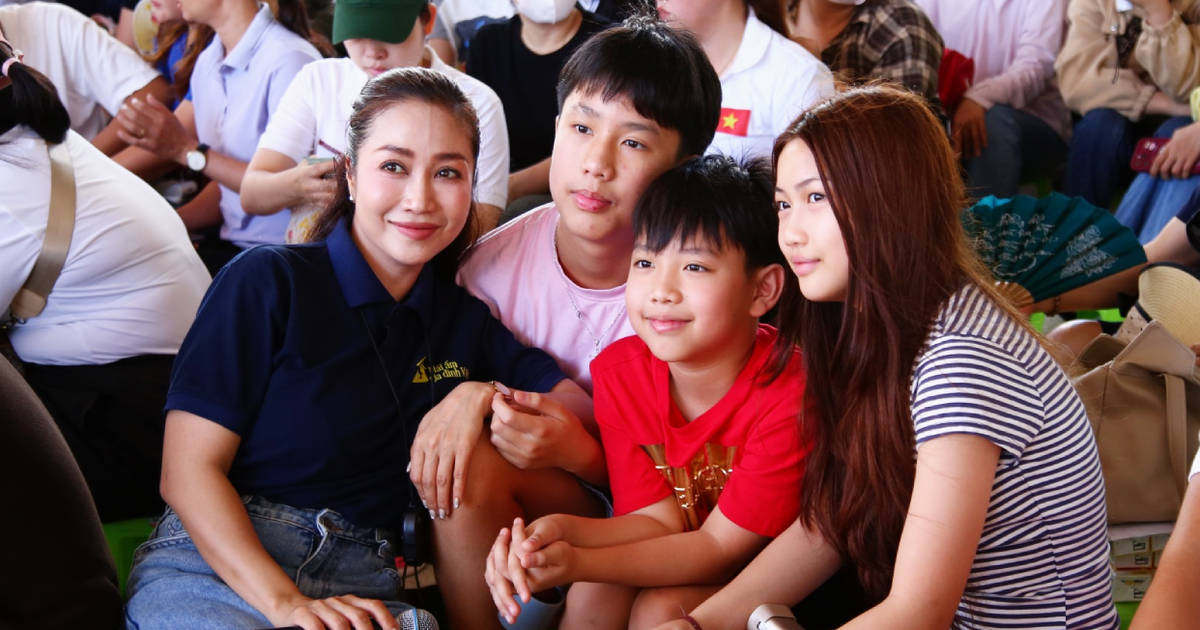Ốc Thanh Vân hội ngộ người quen, tiết lộ quan điểm dạy 3 con