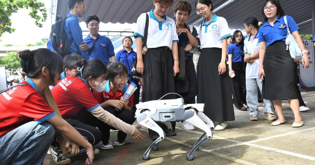 Ai cũng hò reo khi 2 đại biểu đặc biệt lên sân khấu khởi động ngày hội