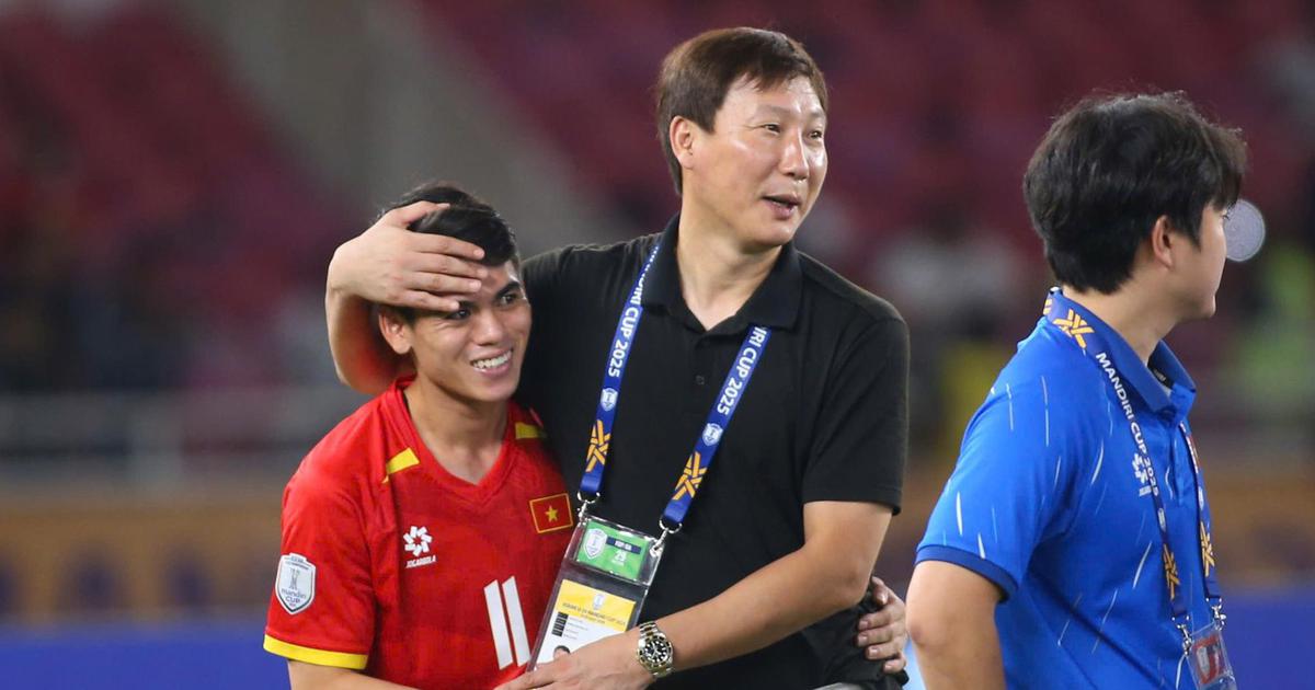 Thầy Kim bất ngờ nói đùa về chiếc áo ‘phong thủy’