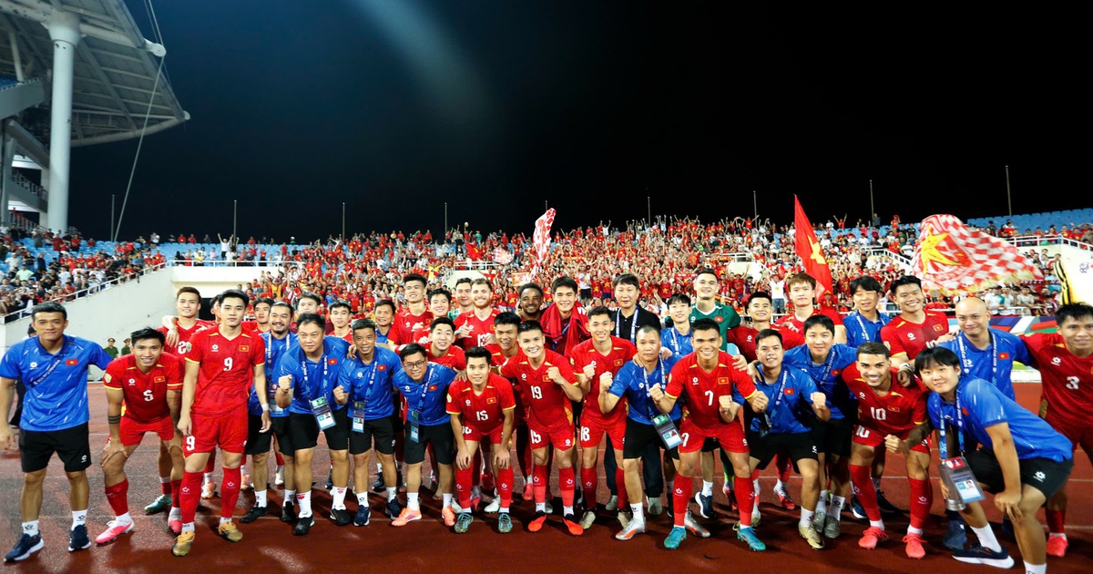 CĐV Việt Nam đã săn sạch vé ở Rajamangala, sẵn sàng tiếp lửa thầy trò ông Kim đánh bại Thái Lan