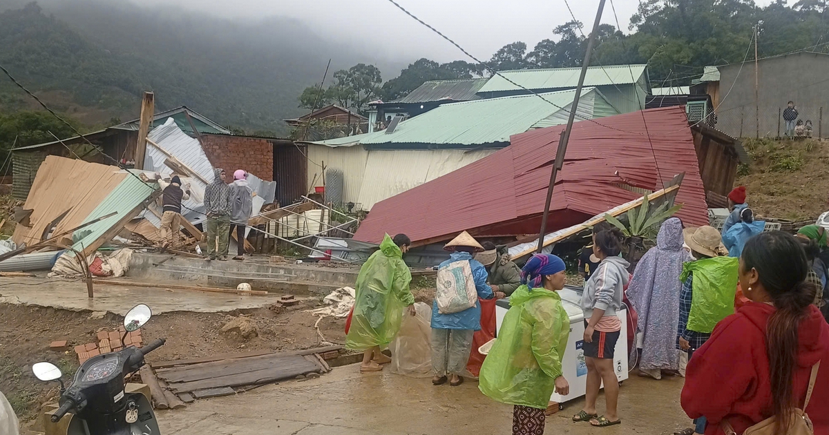 Mưa lớn gây sạt lở, đe dọa hàng chục hộ dân ở Quảng Ngãi