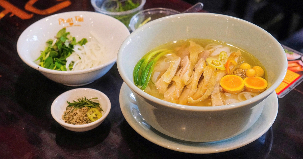 Một tô phở Việt có thể kể gì với du khách nước ngoài?
