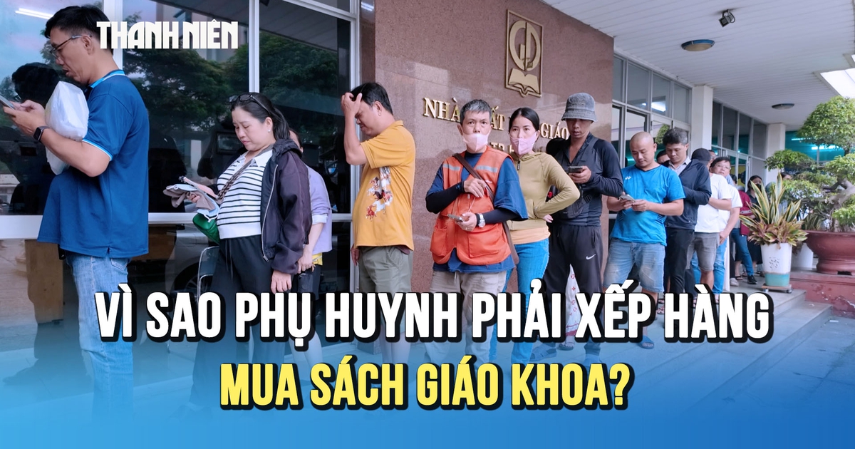 Sách giáo khoa không thiếu, vì sao phụ huynh vẫn phải xếp hàng để mua?