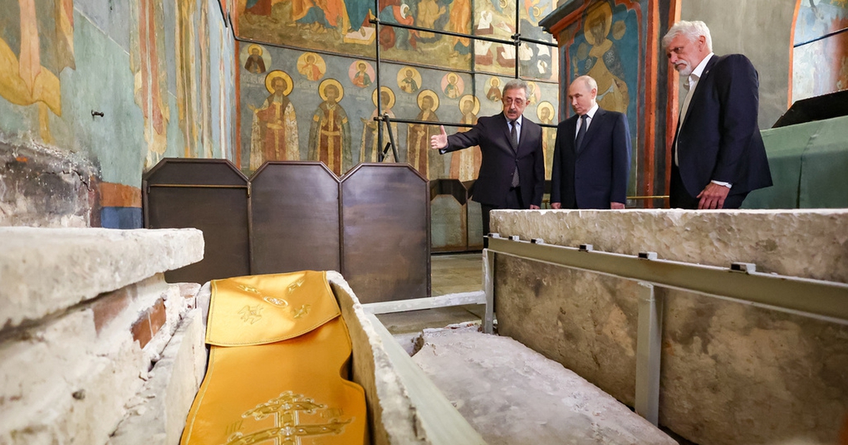 Tổng thống Putin thăm di hài vừa khai quật của đại công tước chiến binh thời Trung Cổ