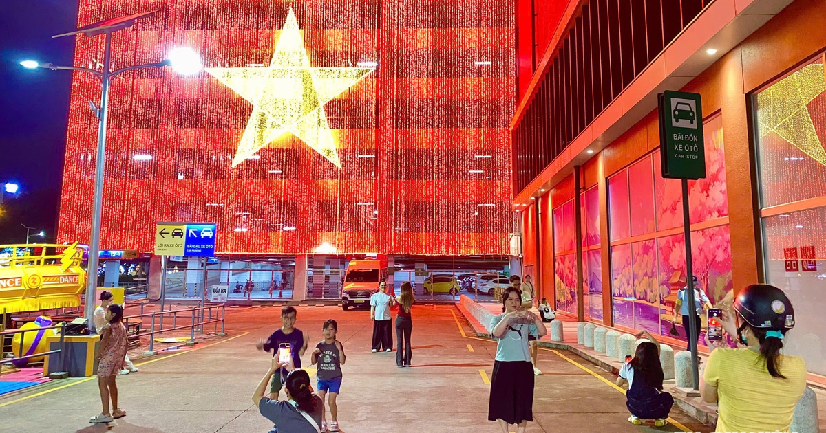 Rủ nhau check-in dưới hình ảnh cờ đỏ sao vàng ‘khổng lồ’ trước thềm 2.9