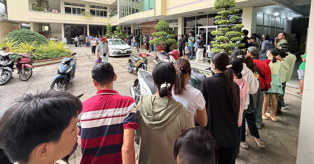 Xếp hàng dài mua sách giáo khoa nhưng không mua được, nhà xuất bản nói gì?