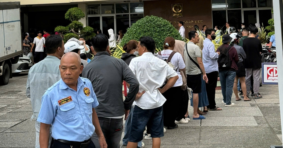 S&aacute;ng nay, người xếp h&agrave;ng mua s&aacute;ch gi&aacute;o khoa k&eacute;o d&agrave;i tới cổng nh&agrave; s&aacute;ch
