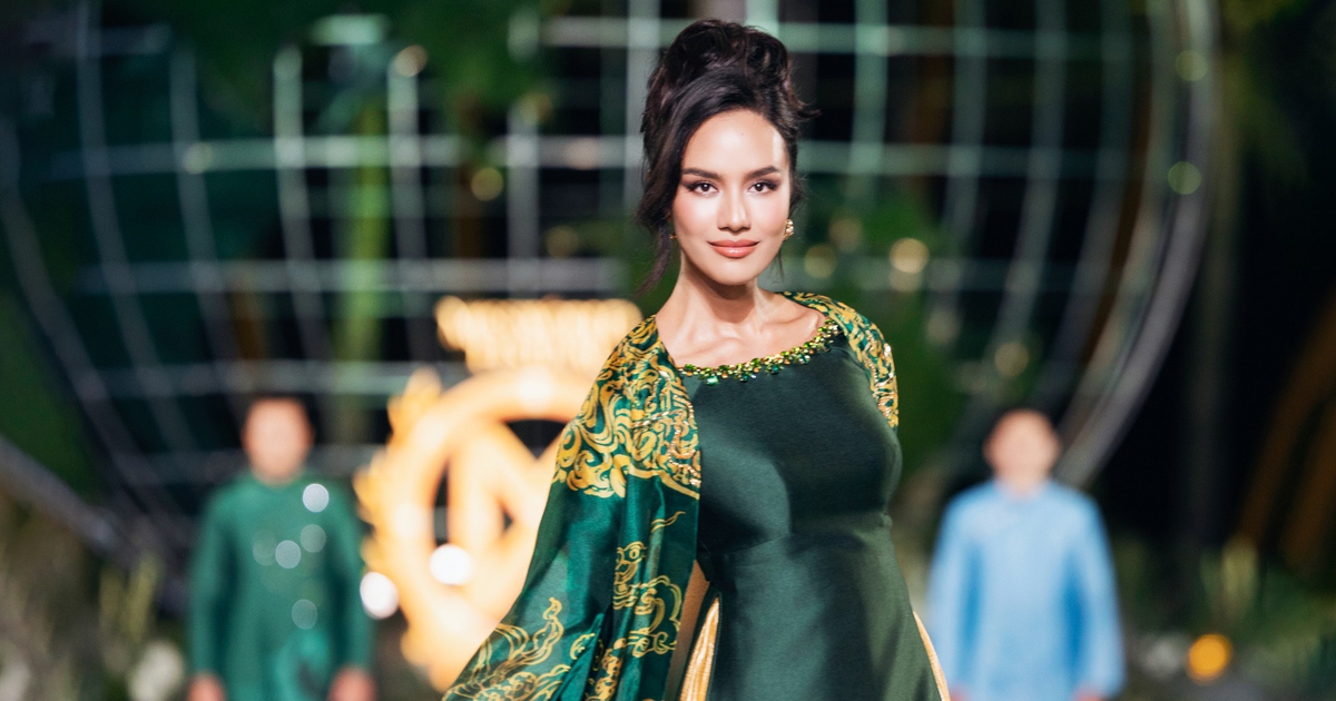 Vì sao áo dài Miss World Opal Suchata mặc tại Việt Nam bị chê 'dìm dáng'?