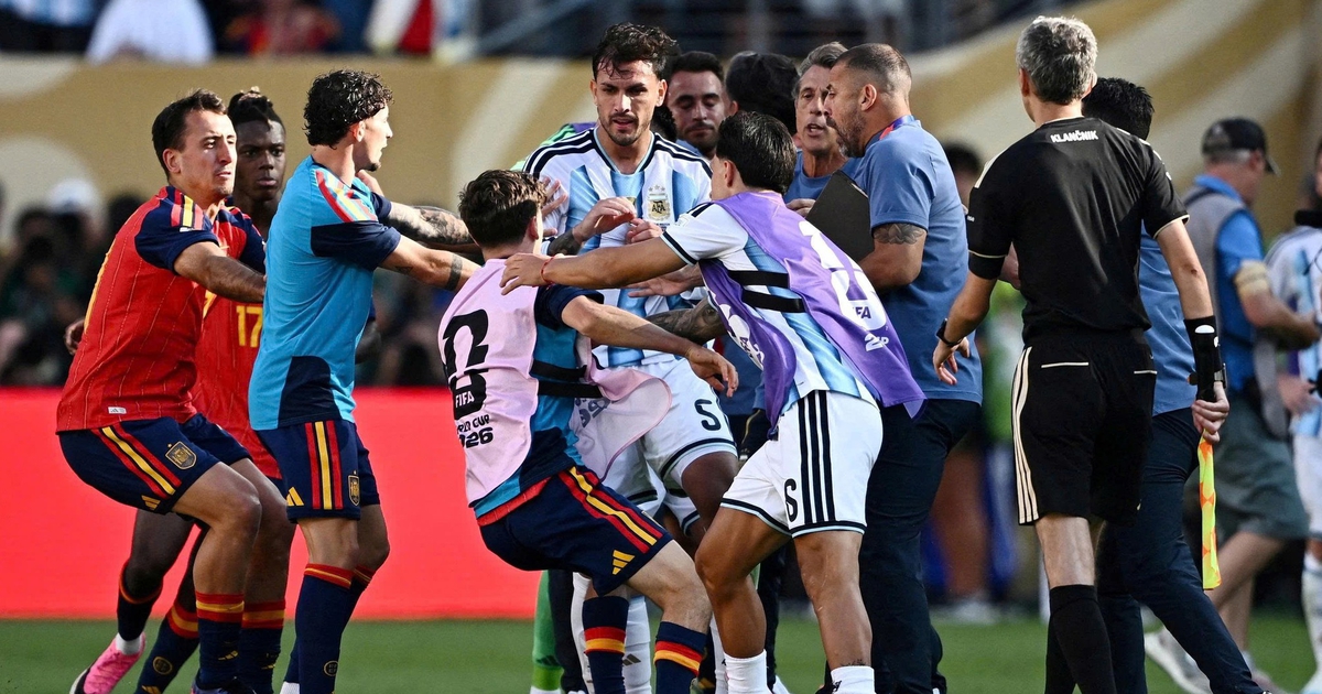 FIFA treo giò Paredes 10 trận và phạt 2.4 tỉ đồng vì ẩu đả sau chung kết World Cup, Argentina bị sao?