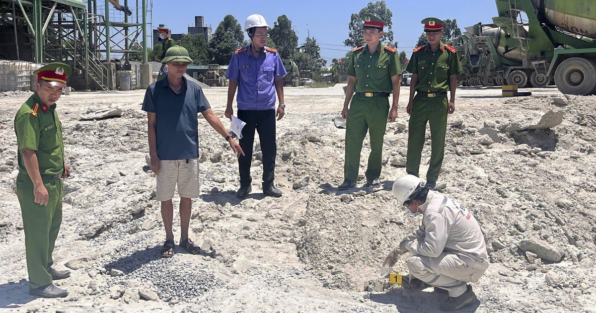 Công an tỉnh Quảng Ngãi khởi tố 2 người đổ chất thải rắn ra môi trường