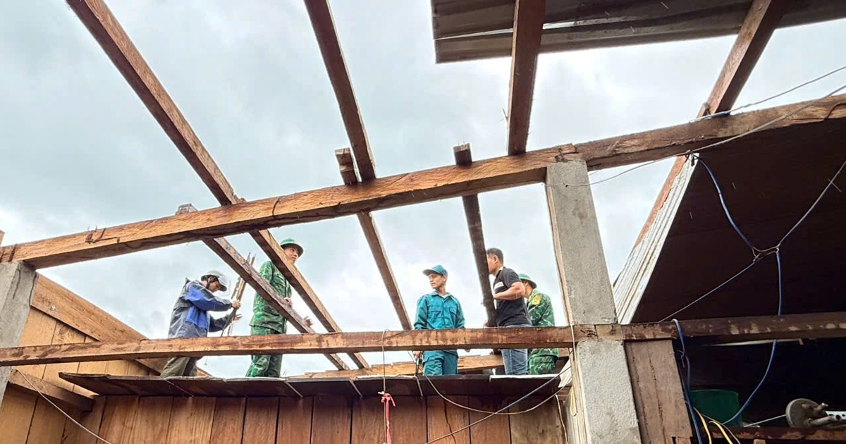 Bộ đội biên phòng Quảng Trị hỗ trợ dân lợp lại nhà tốc mái