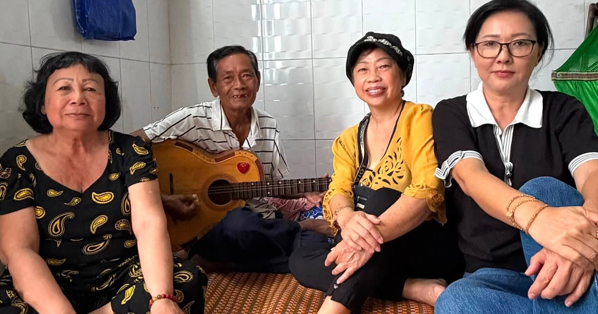 Nữ nghệ sĩ cải lương tuổi 70 chật vật bán vé số nuôi gia đình