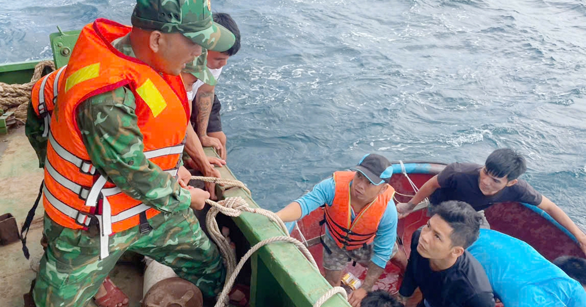 12 ngư dân được cứu khi tàu cá bị chìm ngoài khơi Gia Lai