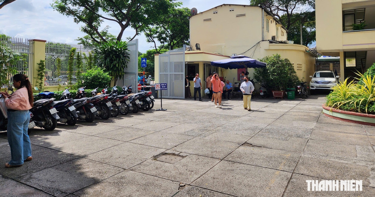 S&aacute;ng nay, kh&ocirc;ng c&ograve;n cảnh xếp h&agrave;ng d&agrave;i mua s&aacute;ch gi&aacute;o khoa