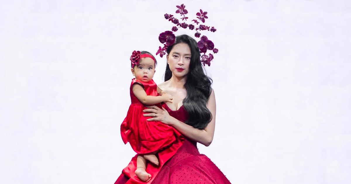 Ng&ocirc; Thanh V&acirc;n lần đầu đưa con l&ecirc;n s&agrave;n diễn thời trang