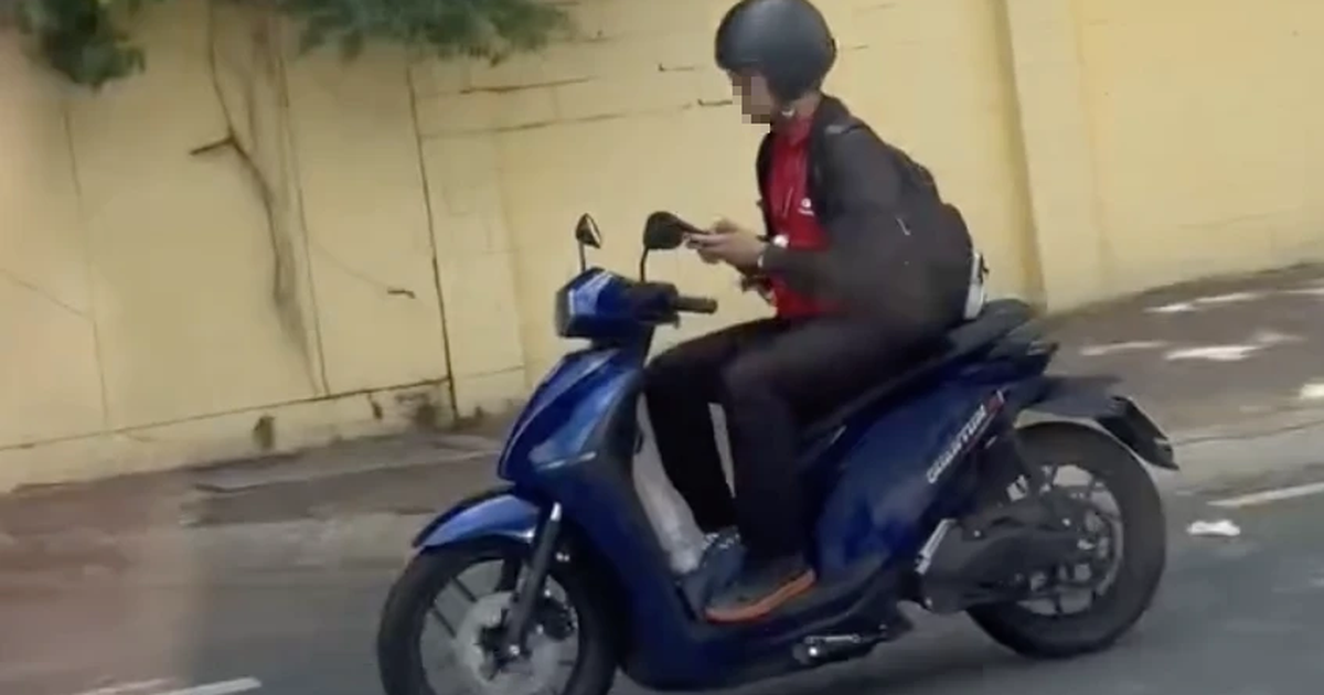 Buông 2 tay bấm điện thoại khi chạy xe máy, nam thanh niên bị tịch thu xe