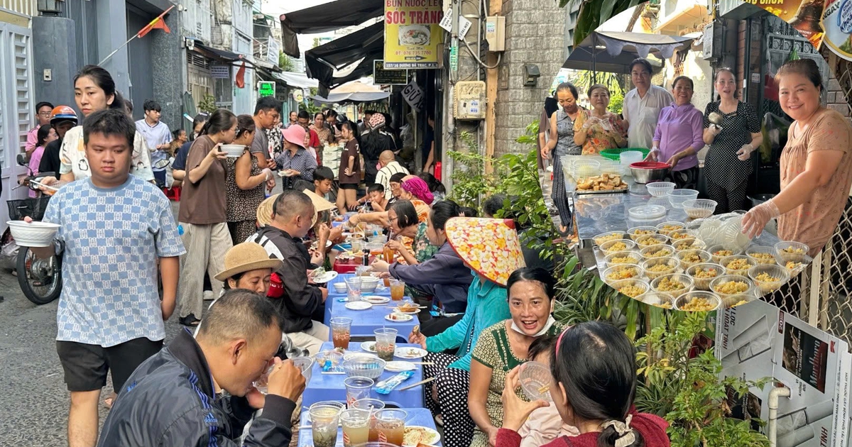 'Hẻm xe ngựa' ở TP.HCM mở tiệc buffet chay miễn phí, người từ xa cũng tìm tới