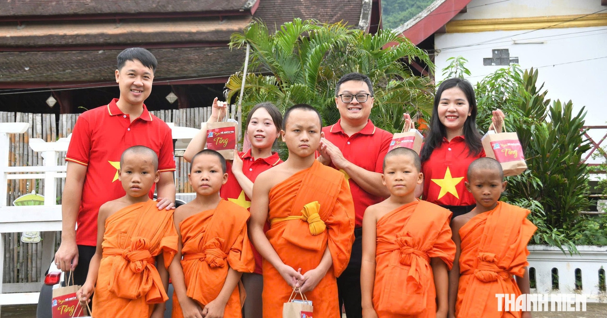 Mang yêu thương đến trẻ mồ côi chưa một lần được khám bệnh ở Lào