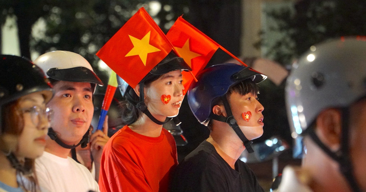Nửa đêm, trung tâm TP.HCM rợp cờ đỏ sao vàng sau chiến thắng của tuyển Việt Nam