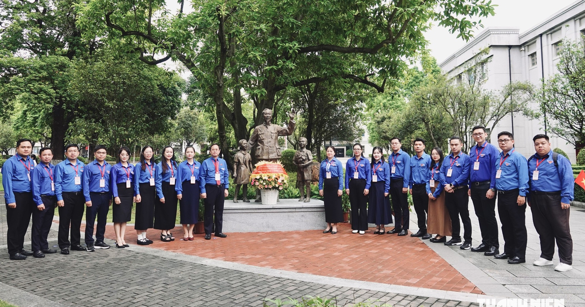 Dâng hương tượng đài Bác Hồ ở Quảng Tây, Trung Quốc