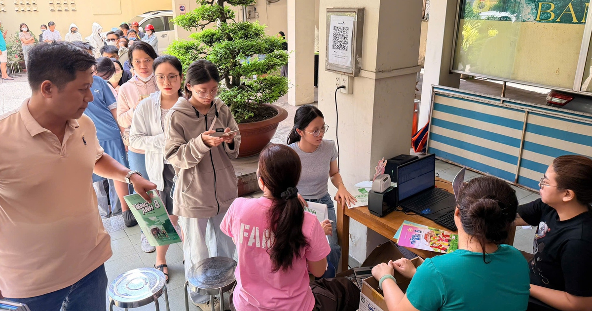 Hôm nay thứ bảy, phụ huynh lại rồng rắn xếp hàng mua sách giáo khoa