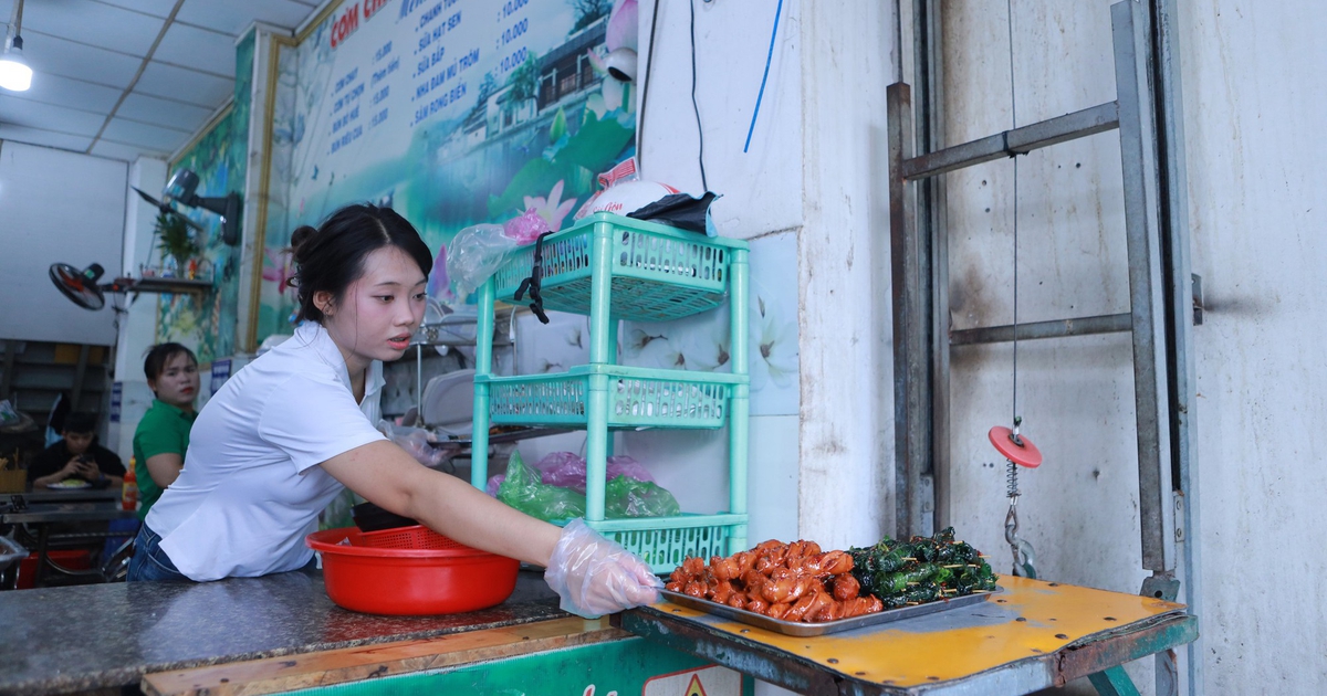 Tiền thu&ecirc; mặt bằng tăng 5 lần, qu&aacute;n cơm chay 'thang m&aacute;y' ở TP.HCM vẫn b&aacute;n 15.000 đồng/phần