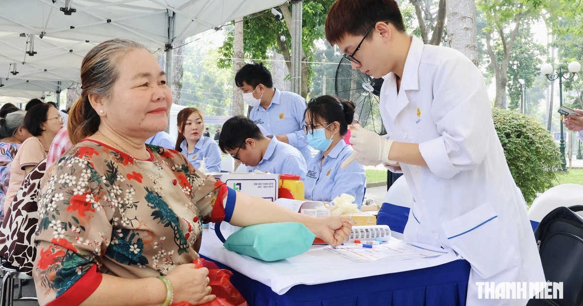 Hơn 1.000 người cao tuổi được khám sức khỏe miễn phí tại công viên Tao Đàn