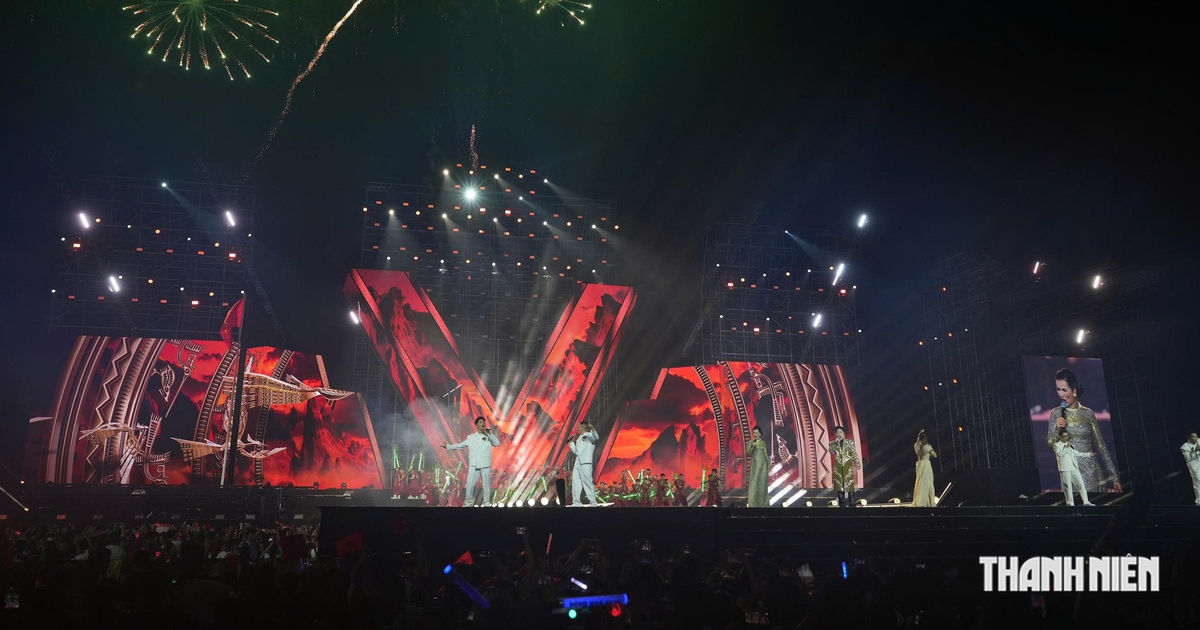 Hơn 40.000 khán giả đội mưa xem concert ‘Tổ quốc trong tim’
