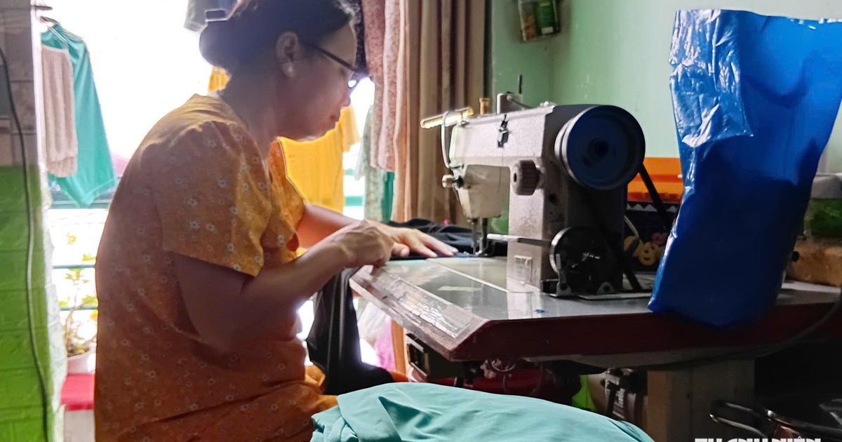 Đường kim mũi chỉ của người mẹ hiền và nỗi lo học phí cho con