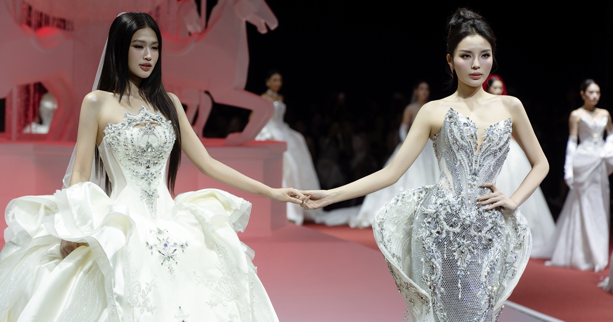 Kỳ Duyên và Thiên Ân thân thiết trong show diễn áo cưới